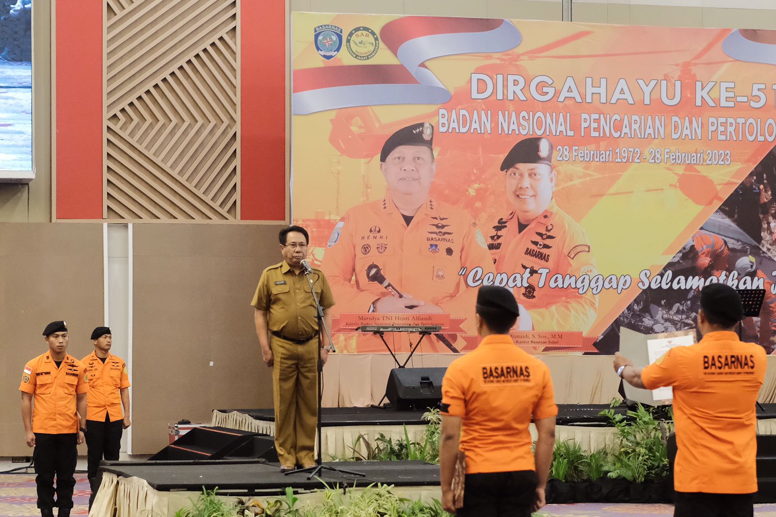 Pimpin Upacara Peringatan HUT Basarnas Ke-51 Tahun, Pj Sekprov Sampaikan Salam Hormat Gubernur Sulsel